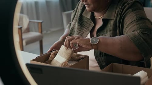 Femme mûre enregistrant du contenu de déballage