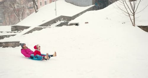 Mutter und kleines Kleinkind, Junge, Sohn, haben Spaß im Schnee im Winter, Winterferien, lustiger Urlaub