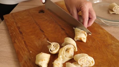 74. Sweet pancakes are cut into pieces with a table knife.