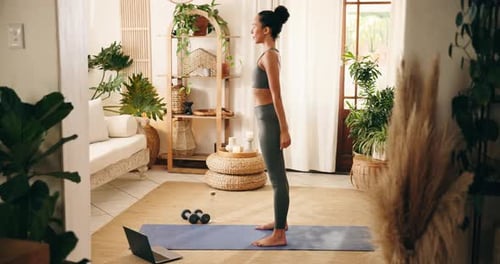 Actividad física, sentadillas y mujer con ordenador portátil en casa, clase de entrenamiento virtual y vídeo tutorial