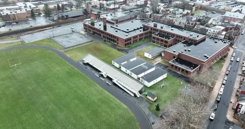 Vue arrière du bâtiment scolaire avec des roulottes modulaires temporaires pour un espace de classe supplémentaire. Ath