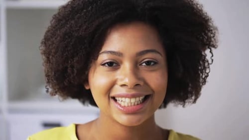 Concept de personnes, de race, d'ethnicité et de portrait - Jeune femme afro-américaine heureuse
