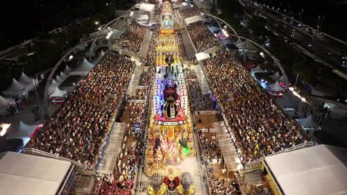 Famoso desfile de carnaval no sambódromo do Anhembi, no centro de São Paulo, Brasil.