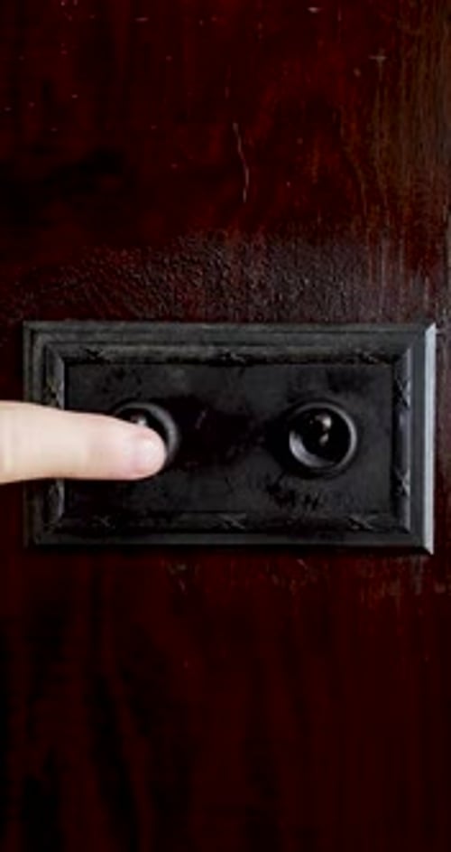 Imagens verticais de retrato de um interruptor de luz doméstico britânico à moda antiga dos anos 1940 feito de latão