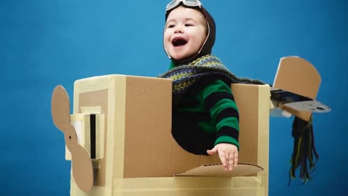 Kinder-Traumkind träumt vom Piloten mit Spielzeugflugzeug, Kindertraum, Tagträumer, Träume und Fantasie