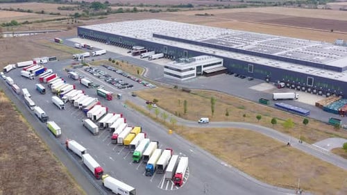 Vue aérienne d'un centre logistique et de camions de Lidl près de Sliven, Bulgarie