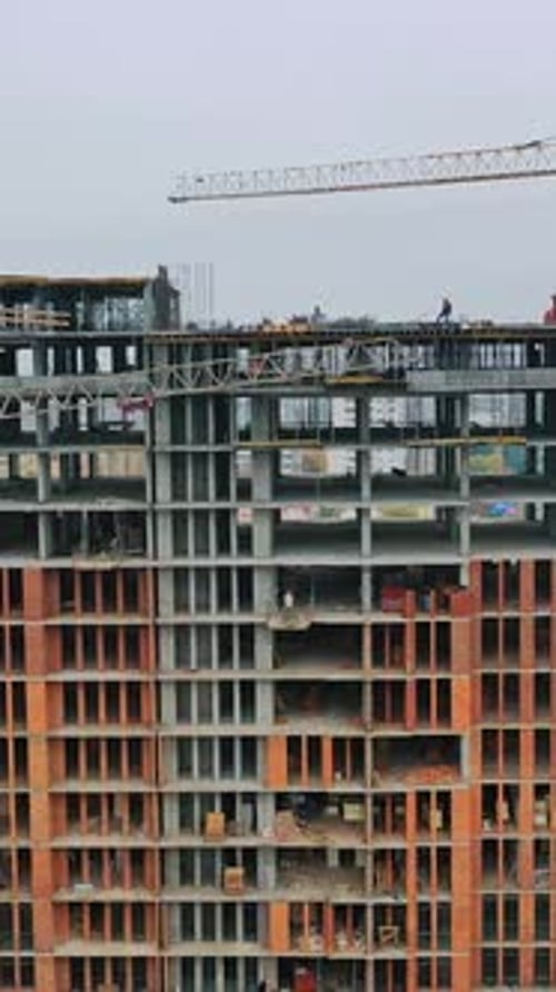 Vista del edificio en el sitio de construcción.