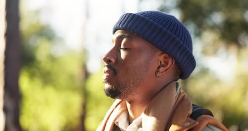 Respiração, ar fresco e homem na natureza, paz e bem-estar para viajantes na floresta, felizes ou em férias