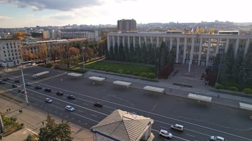 Vue aérienne panoramique de l'Arc de Triomphe, de la place de la Grande Assemblée nationale avec le bâtiment du gouvernement