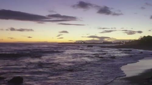 Abenddämmerung am Strand mit beruhigenden Meereswellen