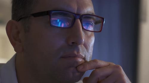 Stock market specialist who makes detailed chart analysis of the market.