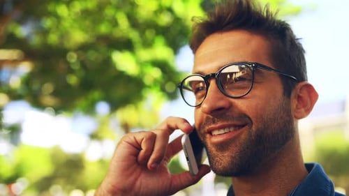 Mann, Gesicht und glücklich mit Telefonat im Freien zum Netzwerken, Unterhalten oder Reden in der Natur