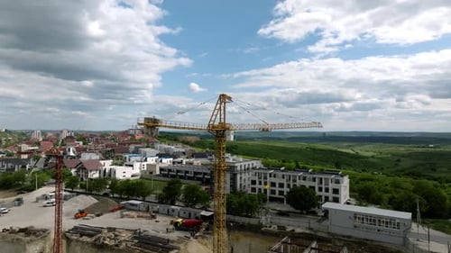 reibungslose Luftverfolgung des in Betrieb befindlichen Drehkrans auf der Baustelle
