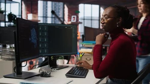 Un ingeniero de TI interactúa con un chatbot de IA LLM en PC en una startup de desarrollo de software