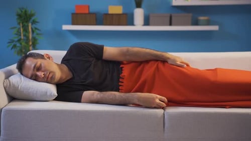Un homme incapable de dormir pensif dans son lit a du mal à dormir.
