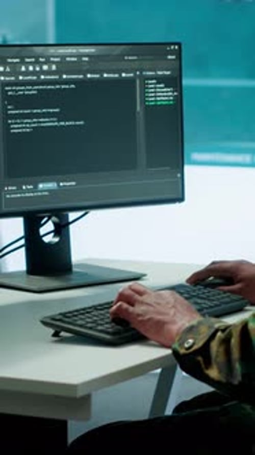 IT-Experte für vertikale Video überwacht das KI-Gehirnintelligenzsystem zur Erfassung von Echtzeitdaten