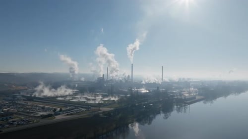 Amplia antena de la fábrica de papel Štětí con múltiples pilas y un corredor fluvial