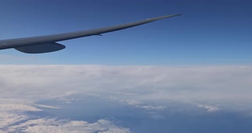 Asa de avião de avião voando acima das nuvens no céu Vista pela janela no céu nublado