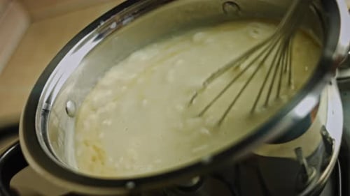 Processus de préparation de la crème glacée à la crème anglaise à l'ancienne avec des snickers