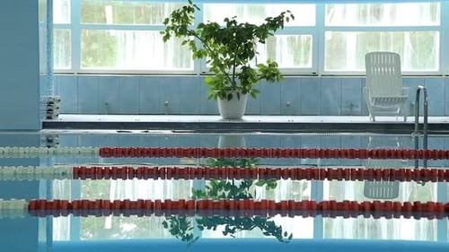 Leerer Innenraum des Hotelpools