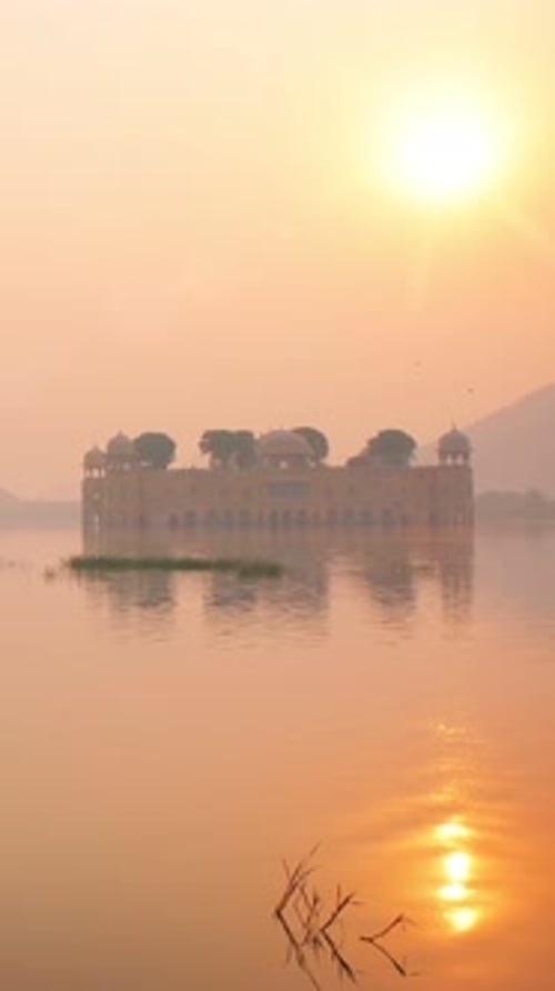 Matin tranquille au palais aquatique de Jal Mahal au lever du soleil à Jaipur, Rajasthan, Inde