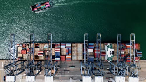 Port d'expédition de marchandises avec chargement de conteneurs de fret pour expédition