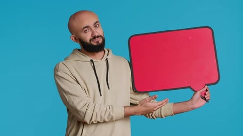 Arabische Person mit rotem Sprechblasen-Icon im Studio