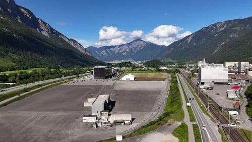 Área industrial e estrada com montanhas ao fundo em Domat Ems, Suíça