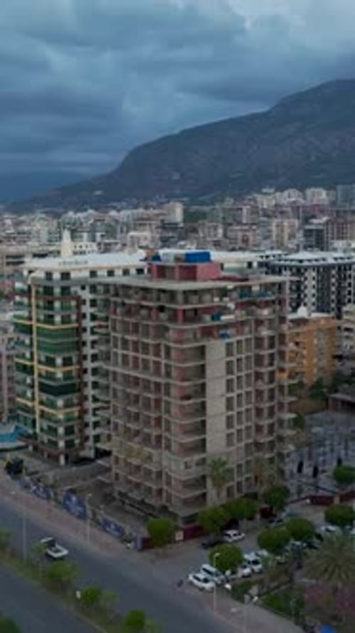 Vídeo vertical: Construyendo la futura construcción de complejos comerciales