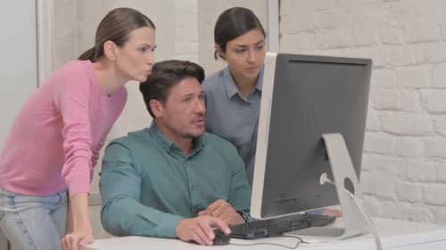 Pessoas criativas trabalhando no computador no escritório