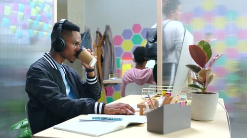Musique, design et marketing avec un homme de bureau occupé et un homme d'affaires créatif travaillant sur un ordinateur