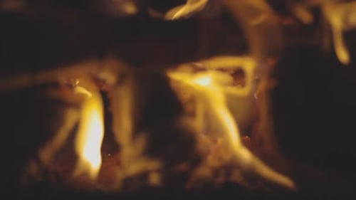 Nahaufnahme von brennenden Baumstämmen in einer Feuerstelle