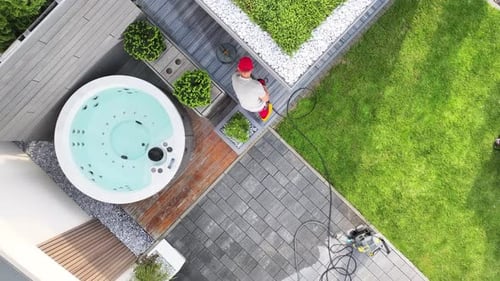 Hausgartenpflege mit Whirlpoolreinigung an einem sonnigen Tag