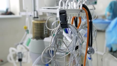 Mechanismus der künstlichen Lungenbeatmung in Bewegung. Medizinisches Beatmungsgerät.