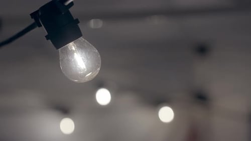Lumière de Noël tamisée clignotant en noir et blanc