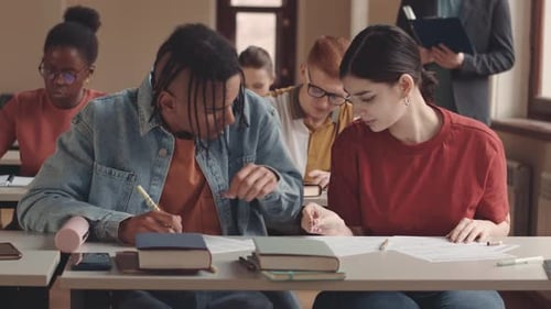 Schüler verwenden Spickzettel im Unterricht