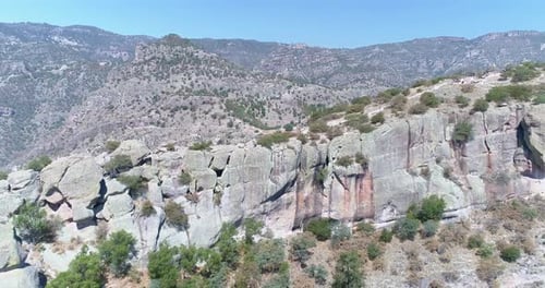Vue aérienne en retrait sur le canyon d'Urique à Divisadero, dans la région de Copper Canyon, à Chihuahua.