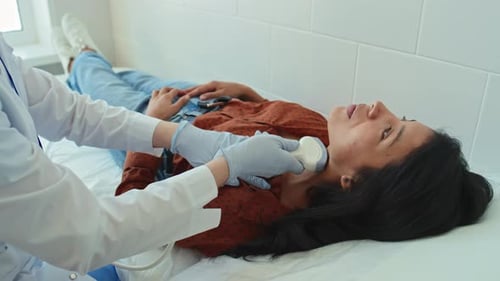 Paciente recibiendo una ecografía médica de su cuello