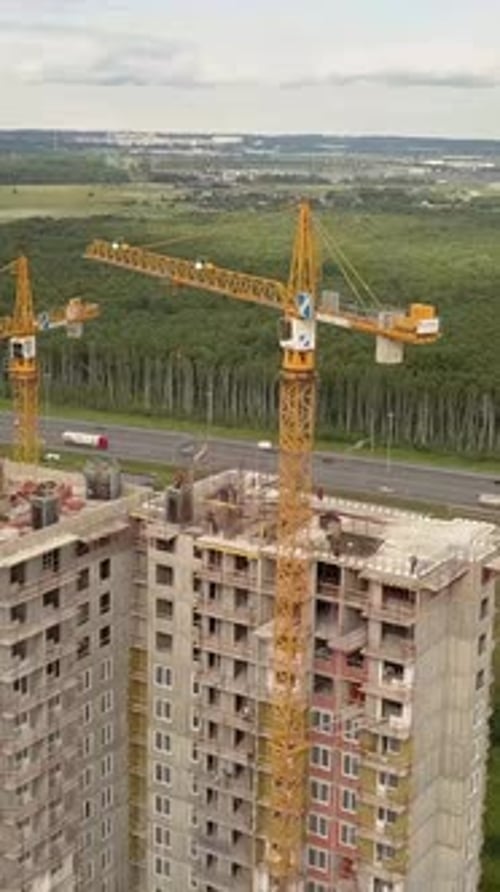Vertical de un Zumbido que sobrevuela la construcción de nuevas obras modernas, constructores y técnicos