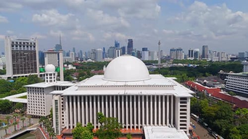 Jakarta, 01. Juli 2025, Drohnenaufnahmen von Jakartas Wahrzeichen im Hintergrund der Istiqlal-Moschee