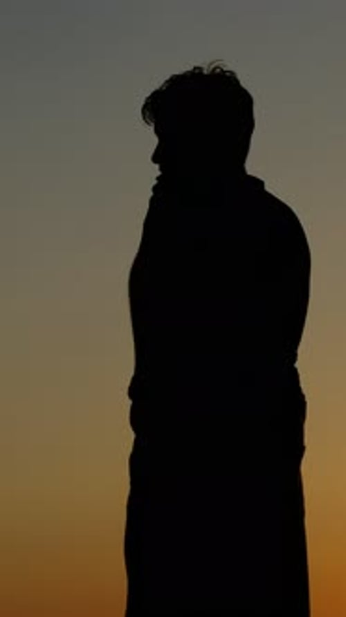Silhouette d'adolescent parlant au téléphone