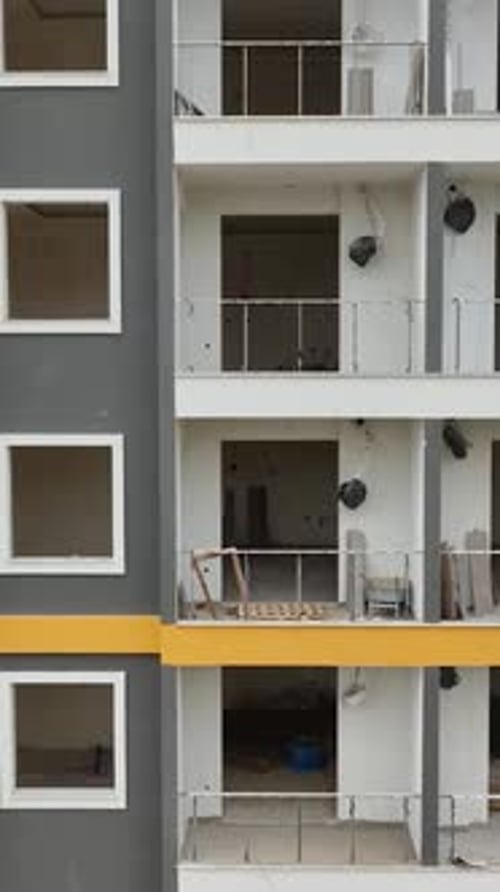 Vídeo vertical: actualización de la construcción aérea: instalación de ventanas y elementos de fachadas