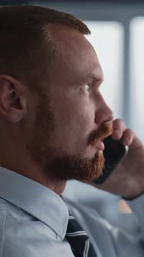 Professioneller Banker kommuniziert telefonisch mit Geschäftskunden