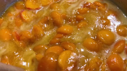 Le processus de fabrication de la confiture d'abricot dans une casserole en métal. La confiture est cuite dans une poêle.