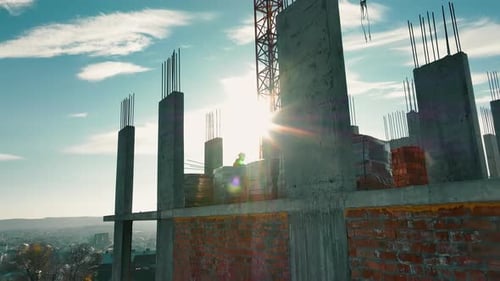 Bauingenieure arbeiten am Bau eines Hauses aus Monolith- und Ziegelböden