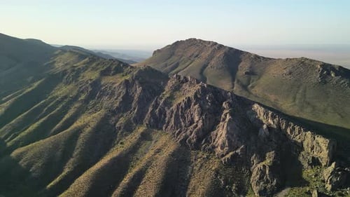 Les sommets des montagnes et les vastes vallées vus par Drone au-dessus de l'Ouzbékistan
