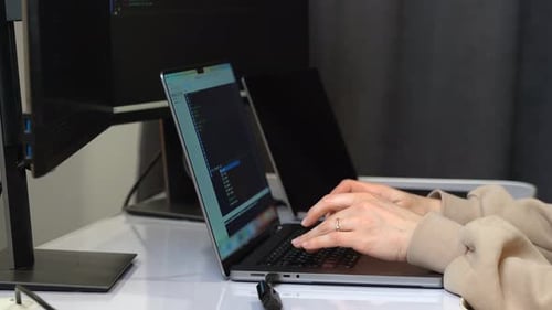 Programadora feminina escreve código no laptop no escritório