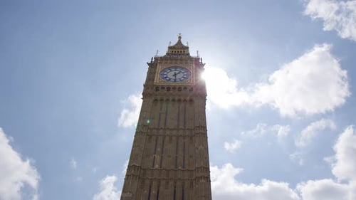 Edifício icônico da Elizabeth Tower ou Big Ben retroiluminado pelo sol em Londres, Inglaterra. Ângulo baixo