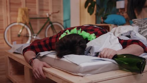 L'épuisement après une fête : une scène de fête qui a mal tourné où le plaisir se transforme rapidement en fatigue