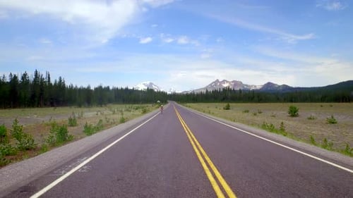 Sunriver, OR/États-Unis - 5 avril 2016 : cycliste sur une ligne droite